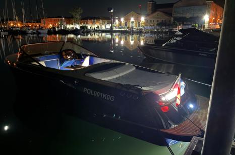 Barca in acqua a Venezia